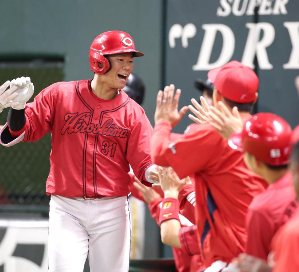 ６回、勝ち越しとなる３ランを放ち、ナインに迎えられる坂倉（撮影・北村雅宏）