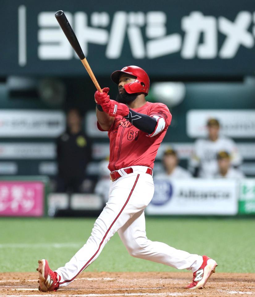 ４回、同点となる３ランを放つファビアン（撮影・北村雅宏）