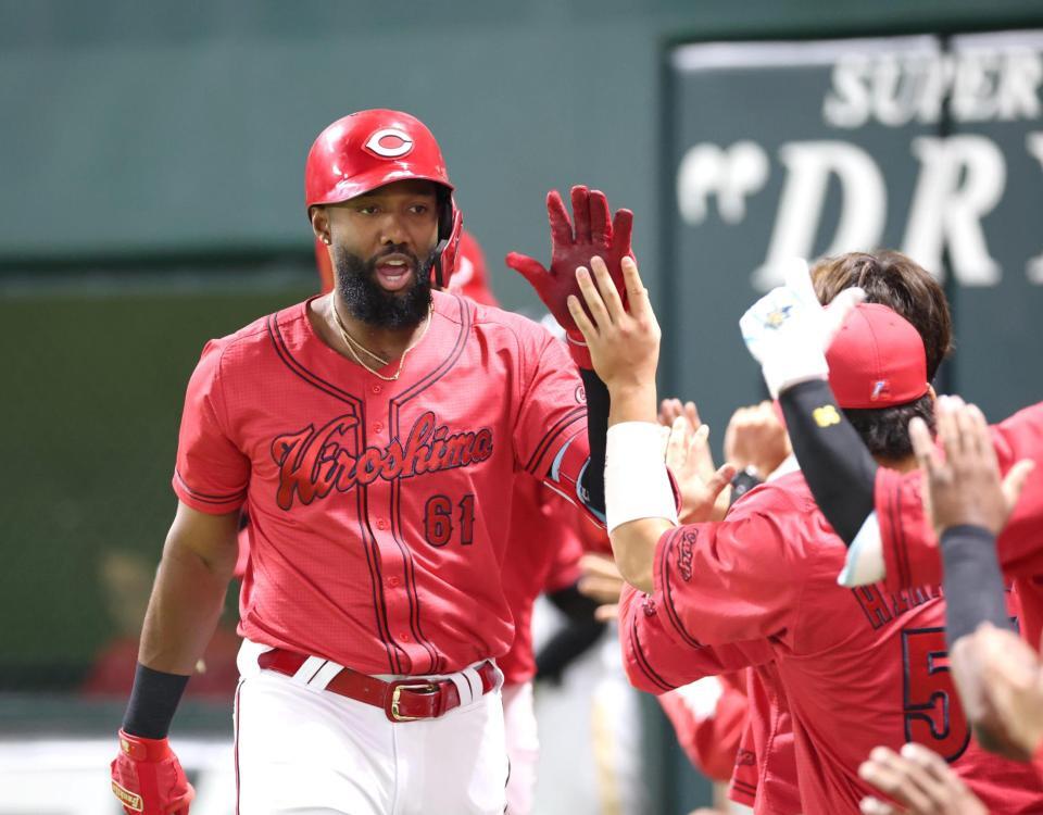 ４回、３ランを放ち、ナインとタッチを交わすファビアン（撮影・北村雅宏）