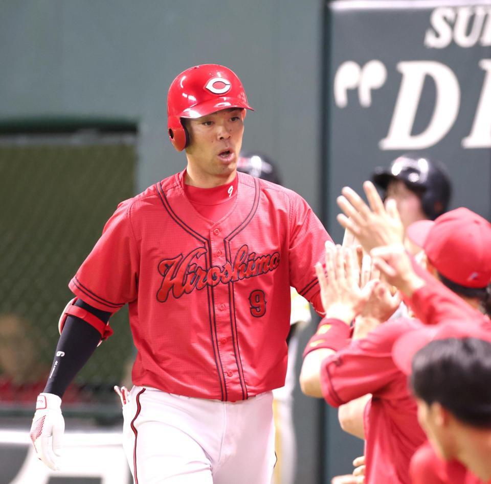 ７回、ソロを放ち、ナインとタッチを交わす秋山（撮影・北村雅宏）