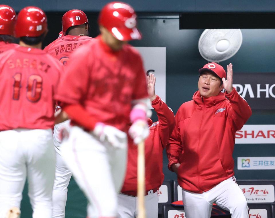 ４回、同点３ランのファビアンを迎える新井監督