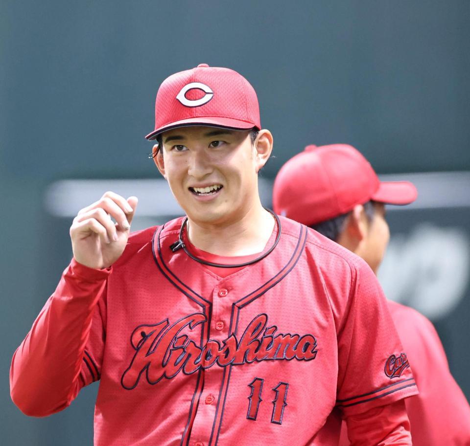 ７回、ソフトバンク打線を三者凡退に抑え、ベンチ前で笑顔を見せる斉藤（撮影・北村雅宏）