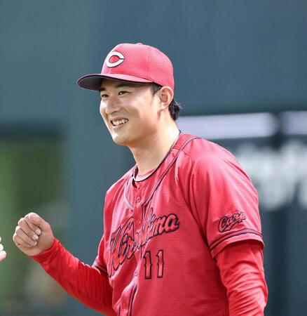 ７回、ソフトバンク打線を三者凡退に抑え、ナインを迎える斉藤汰　