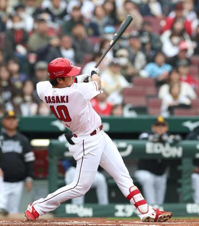 １回、先制となる２ランを放つ佐々木（撮影・北村雅宏）