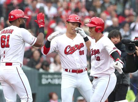 １回、先制２ランを放ち、笑顔で生還する佐々木泰（右）＝撮影・北村雅宏