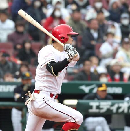 ４回、勝ち越しとなる適時打を放つ平川（撮影・北村雅宏）