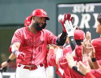 ４回、同点となる３ランを放ち、ナインとタッチを交わすファビアン