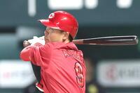 ７回、ソロを放つ秋山　