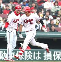 １回、先制となる２ランを放ち、ほえる佐々木（右）＝撮影・北村雅宏