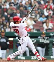 １回、先制となる２ランを放つ佐々木（撮影・北村雅宏）