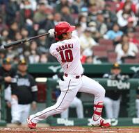 １回、先制となる２ランを放つ佐々木（撮影・北村雅宏）