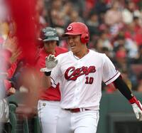 １回、先制となる２ランを放ち、笑顔を見せる佐々木（撮影・北村雅宏）