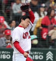 ２回、栗原に同点となる適時打を浴びた栗林（撮影・北村雅宏）