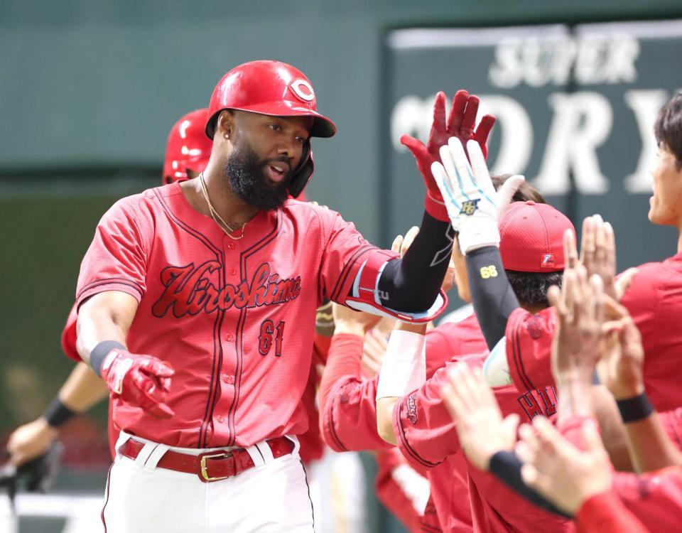 ４回、同点となる３ランを放ち、ナインとタッチを交わすファビアン