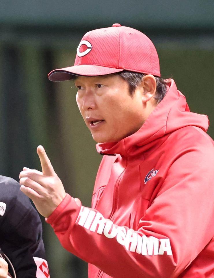 ７回の攻撃を終え、選手交代を告げる新井監督（撮影・北村雅宏）