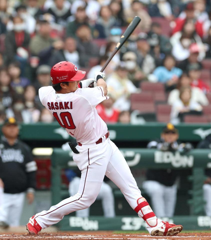 １回、先制となる２ランを放つ佐々木（撮影・北村雅宏）