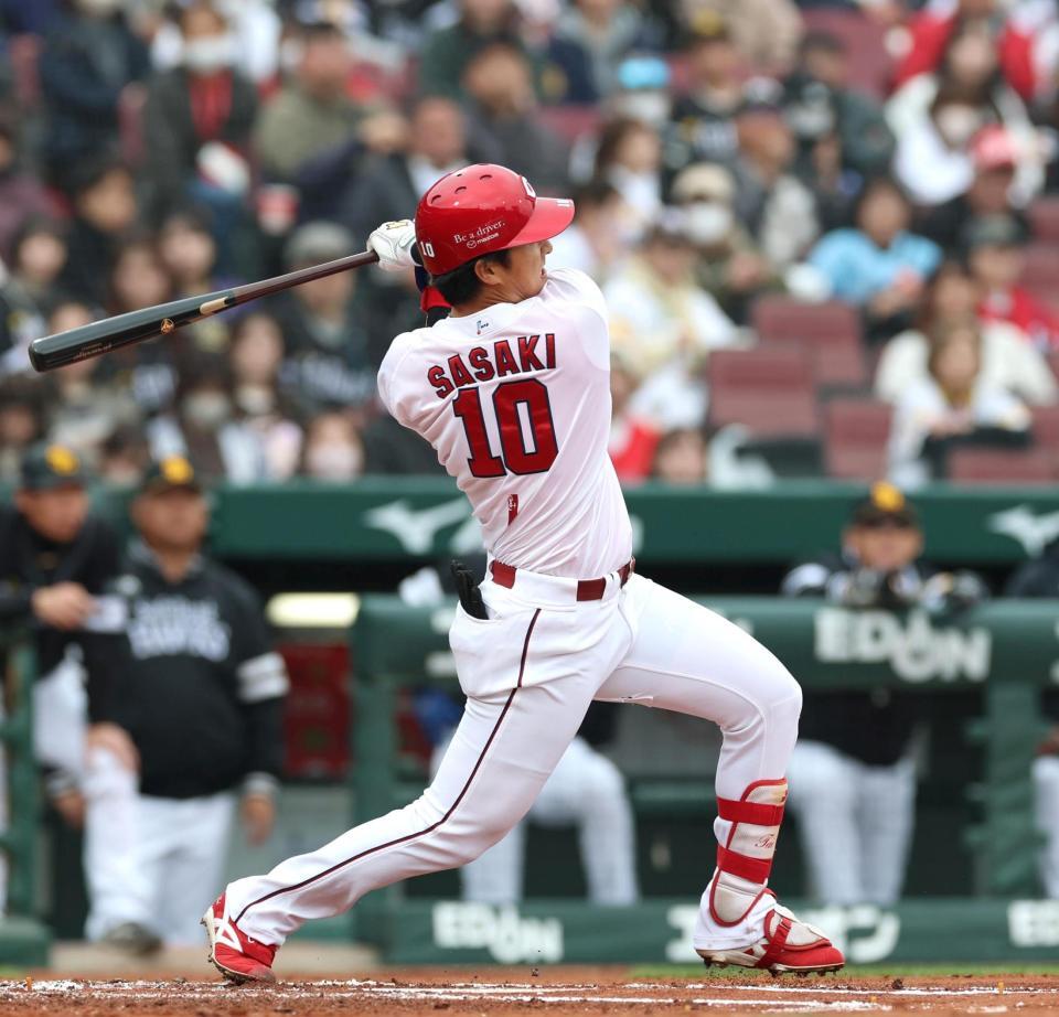 １回、先制となる２ランを放つ佐々木（撮影・北村雅宏）