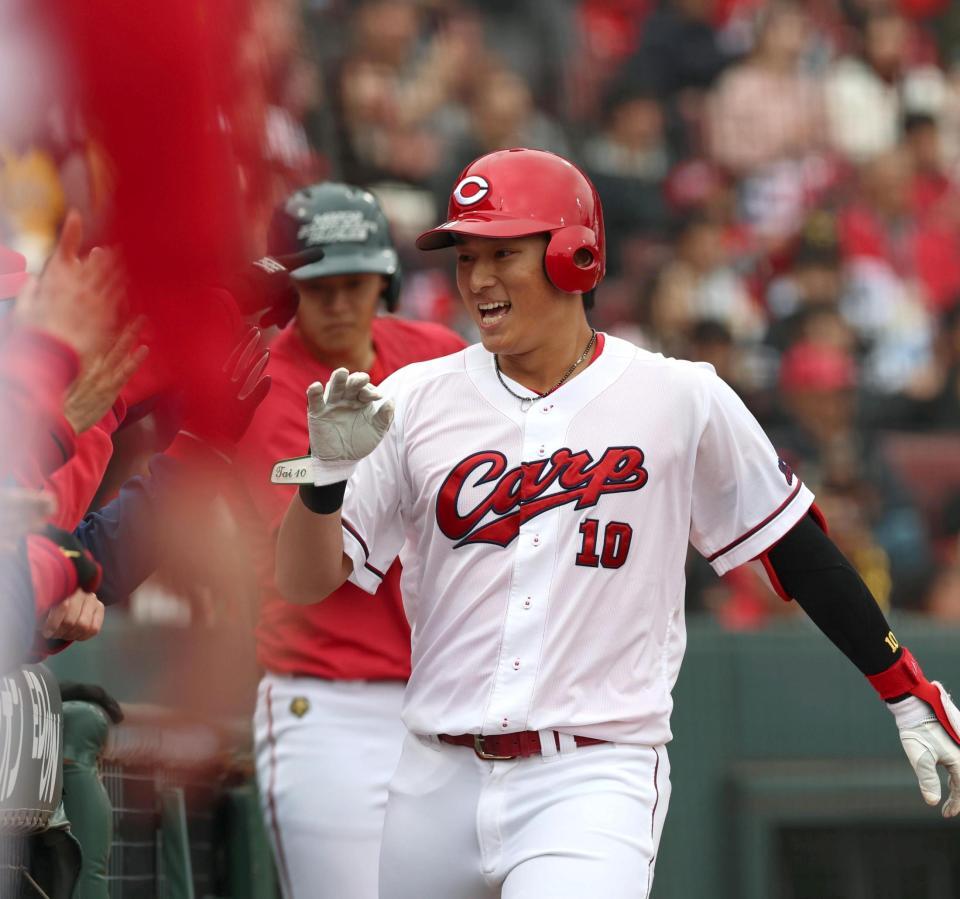 １回、先制となる２ランを放ち、笑顔を見せる佐々木（撮影・北村雅宏）