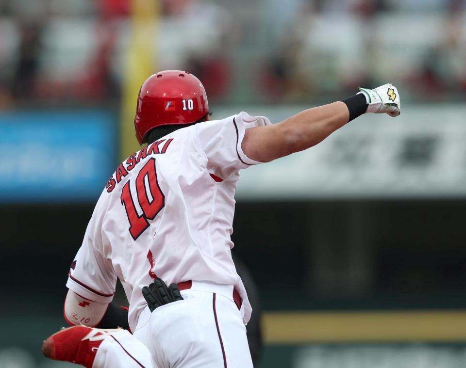 １回、先制となる２ランを放ち、拳を突き出す佐々木（撮影・北村雅宏）