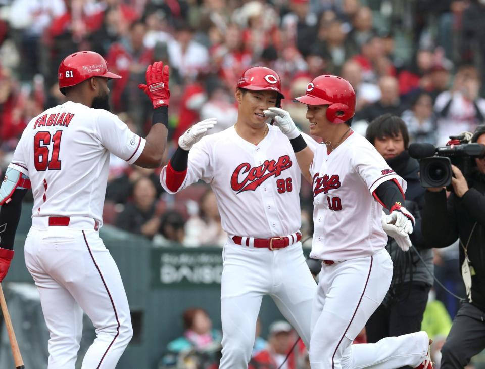 １回、先制２ランを放ち、笑顔で生還する佐々木泰（右）＝撮影・北村雅宏