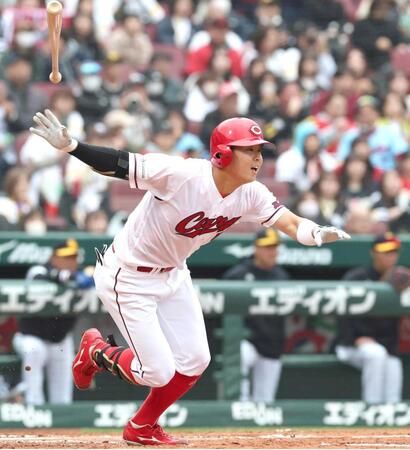 ３回、右前打を放つ平川（撮影・北村雅宏）　