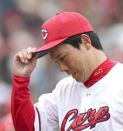 ２回、勝ち越しを許してベンチに戻る栗林（撮影・北村雅宏）
