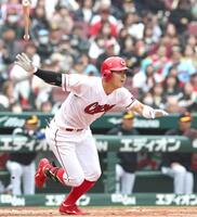 ３回、右前打を放つ平川（撮影・北村雅宏）　