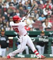 １回、先制となる２ランを放つ佐々木