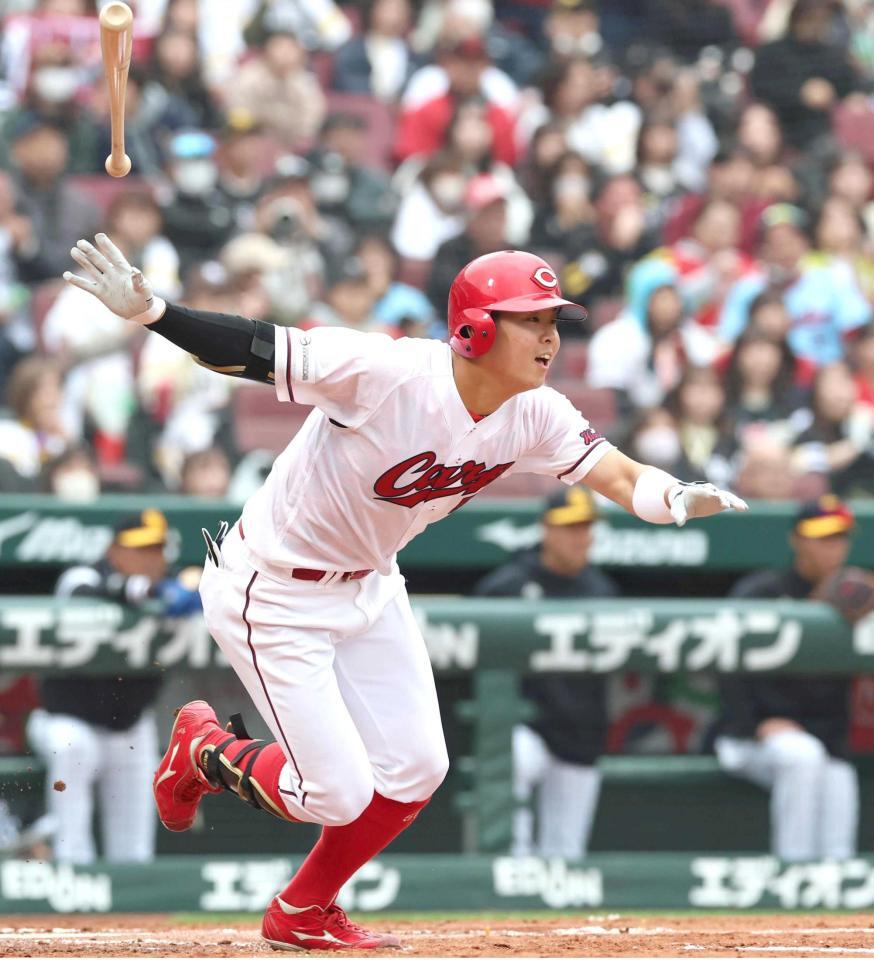 ３回、右前打を放つ平川（撮影・北村雅宏）　