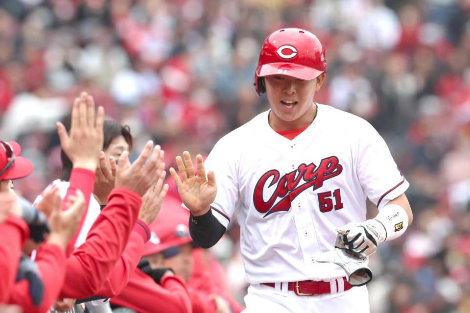 ３回、生還しナインとタッチを交わす平川　