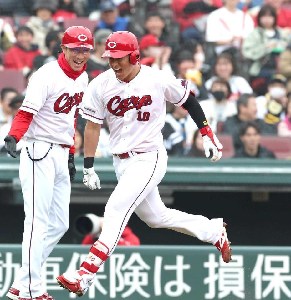 １回、先制２ランを放ち、ほえる佐々木泰（撮影・北村雅宏）　