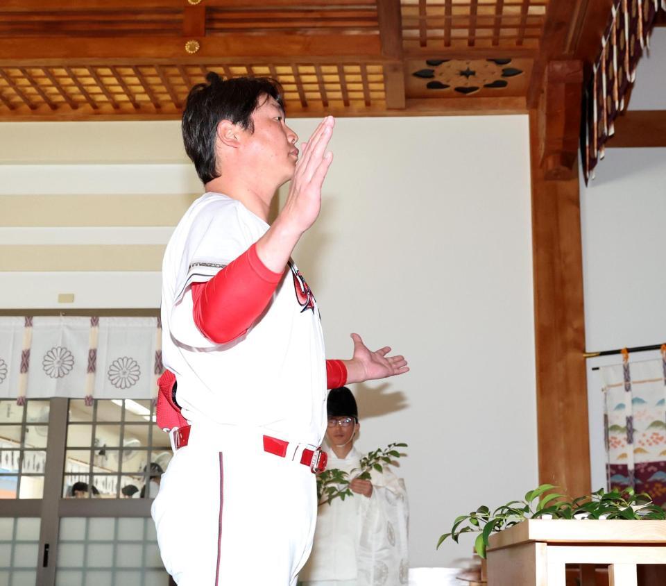 必勝を念じる新井監督（撮影・北村雅宏）