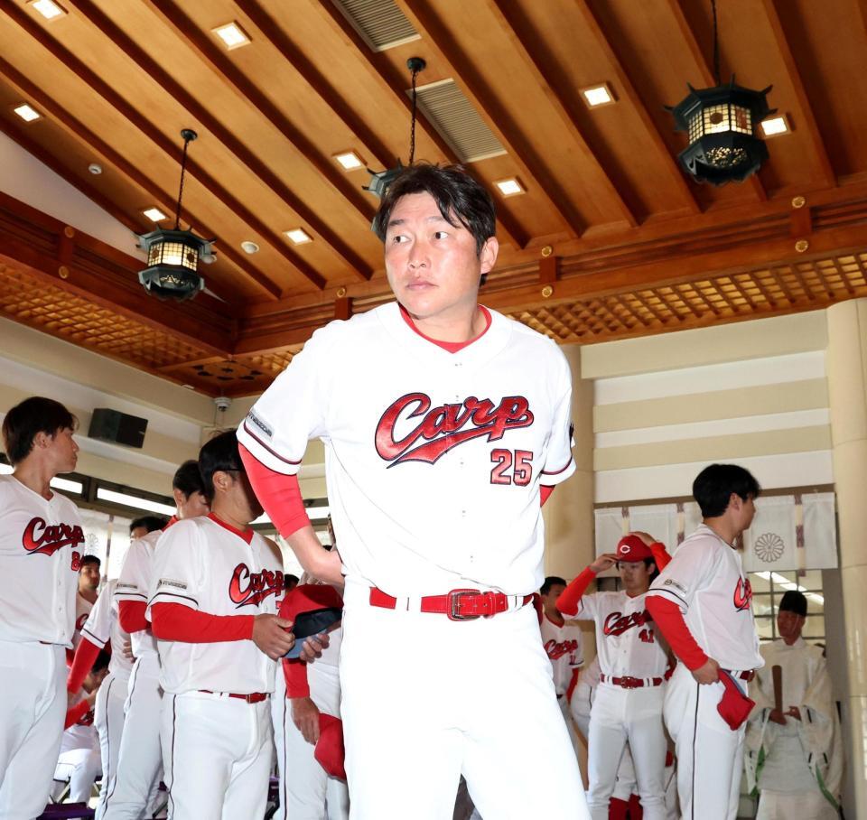 必勝祈願を終えて引き揚げる新井監督（撮影・北村雅宏）