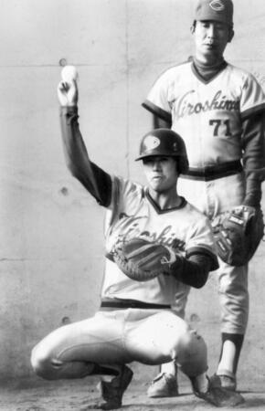 投球練習を見守る広島・田中尊コーチ（奥）。捕手は達川光男＝１９８１（昭和５６）年