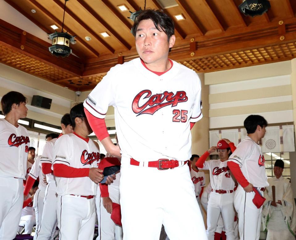 必勝祈願を終えて引き揚げる新井監督（撮影・北村雅宏）