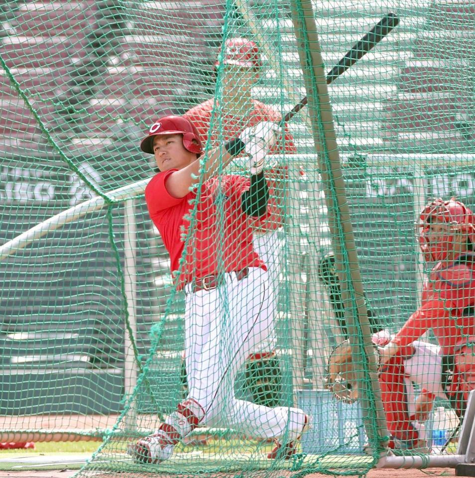 打撃練習で快音を響かせる佐々木