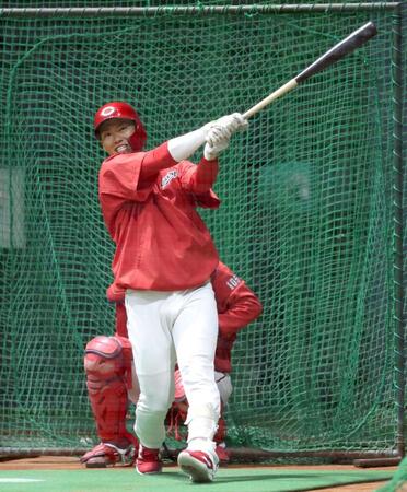 打撃練習で快音を響かせる中村奨