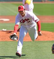 守備練習でグラブトスする床田（撮影・北村雅宏）