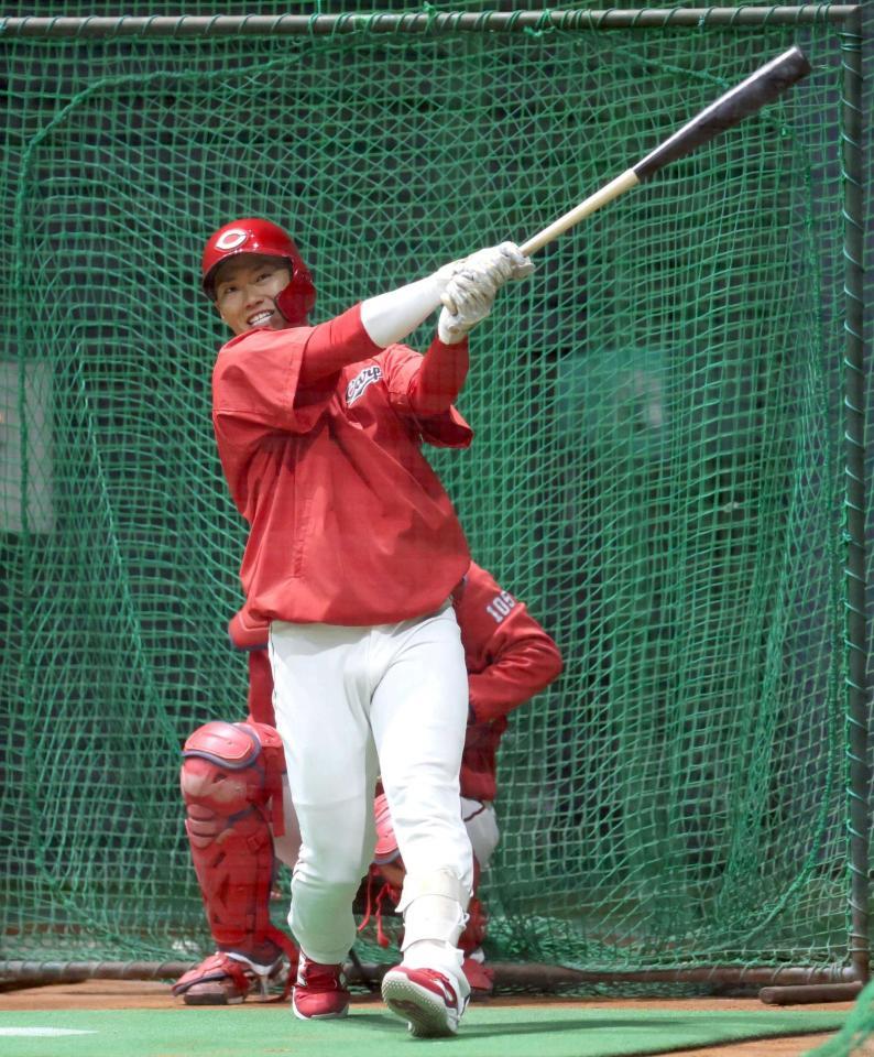 打撃練習で快音を響かせる中村奨