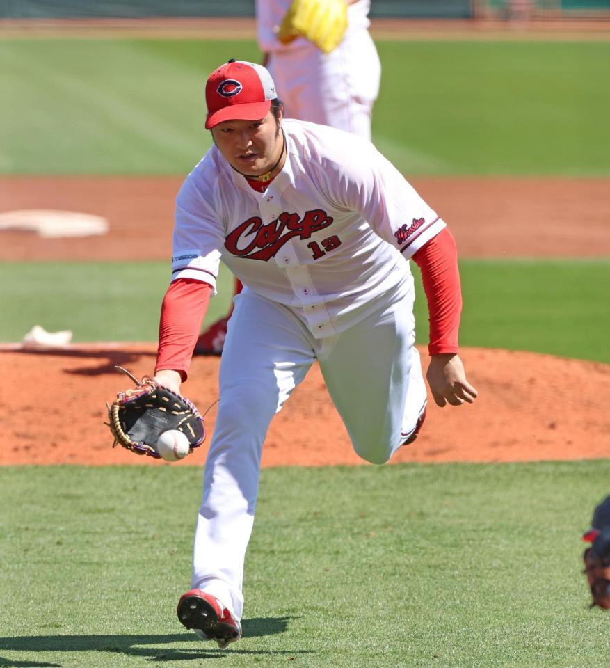 守備練習でグラブトスする床田（撮影・北村雅宏）