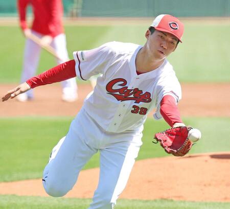 守備練習でグラブトスする赤木　