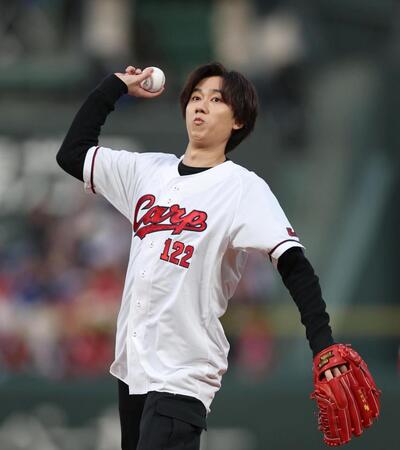 始球式を務めるＳｎｏｗ　Ｍａｎ・阿部亮平（撮影・北村雅宏）