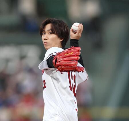 始球式を務めるＳｎｏｗ　Ｍａｎ・阿部亮平（撮影・北村雅宏）