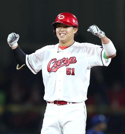 ９回、同点となる２点適時二塁打を放ち、拳を握る平川（撮影・北村雅宏）