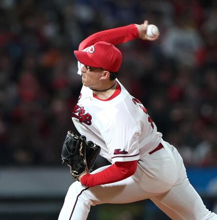 ６回から登板する斉藤汰（撮影・北村雅宏）