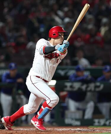 ５回、二塁打を放つ小園（撮影・北村雅宏）