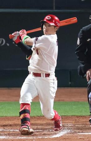 １０回、勝田が右翼線にサヨナラ打を放つ