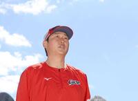 開幕への意気込みを語る新井監督（撮影・北村雅宏）　