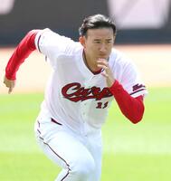 勢い良くダッシュする斉藤汰　