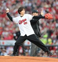 始球式を務めた「Ｓｎｏｗ　Ｍａｎ」の阿部亮平